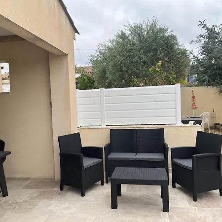 Logement La Cigale Dans Avec Piscine Hébergement de vacances *