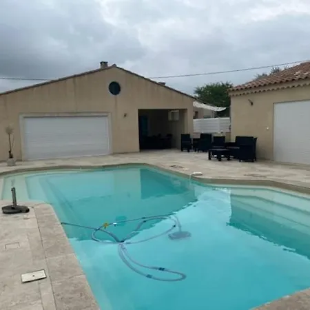 Logement La Cigale Dans Avec Piscine Hébergement de vacances *