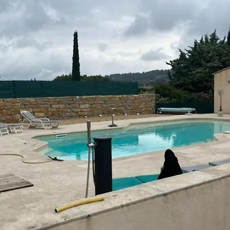 Logement La Cigale Dans Avec Piscine Hébergement de vacances