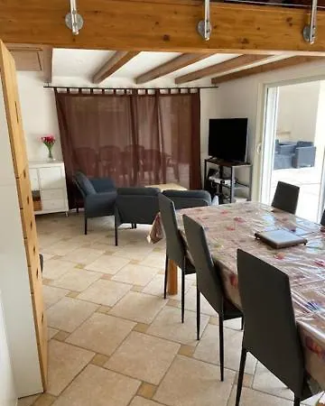 Logement La Cigale Dans Avec Piscine Hébergement de vacances Le Beausset